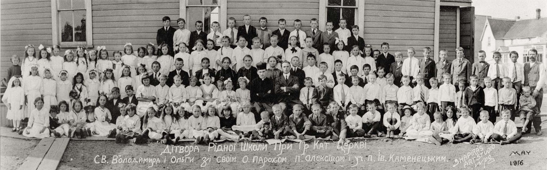 Історична світлина 1916 року: учні Рідної Школи з парохом